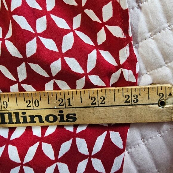 EUC LOFT RED WHITE GEOMETRIC FLORAL PRINT BUTTON DOWN CAP SLEEVES TOP SZ SMALL - Picture 12 of 12